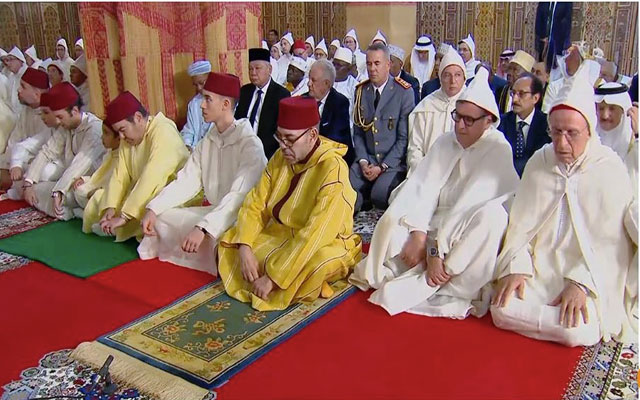 أمير المؤمنين يؤدي صلاة عيد الفطر بالمسجد المحمدي بالدار البيضاء ويتقبل التهاني بهذه المناسبة