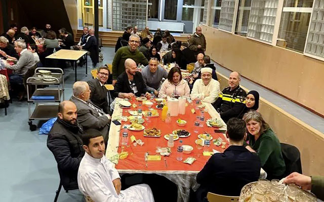 القنصلية العامة بأوترخت تجمع مغاربة هولندا حول مائدة الإفطار