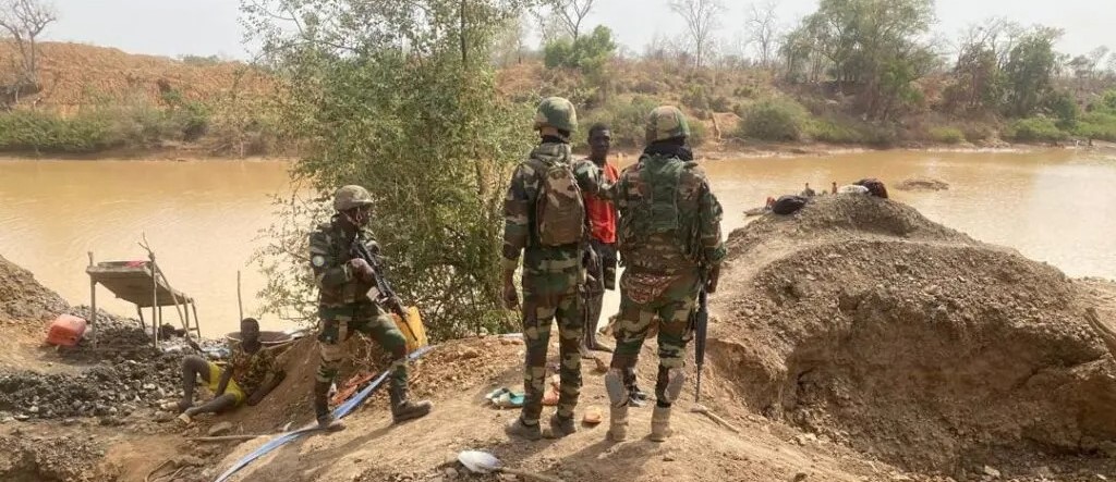 السنغال.. الجيش يفكك ثالث موقع سري للتنقيب عن الذهب شرق البلاد واعتقال 15 أجنبيا