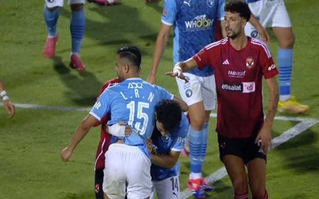في مباراة بالدوري المصري .. جماهير الأهلي تعتدي على اللاعب الشيبي 