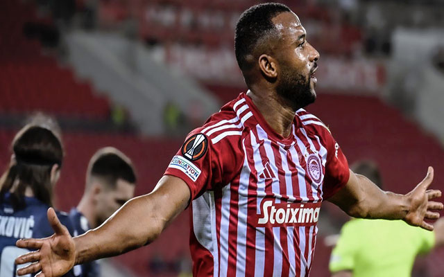 اللاعب الدولي المغربي أيوب الكعبي يمدد عقده مع أولمبياكوس