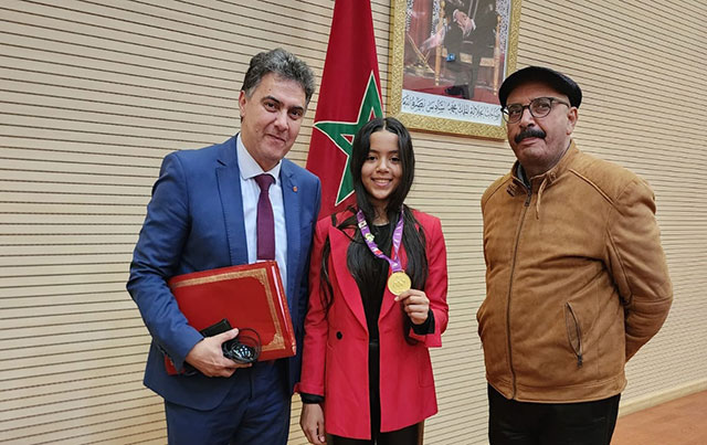 عامل إقليم اليوسفية يتوج البطلة العالمية التلميذة لطيفة الجواهري منتوج مسار دراسة ورياضة