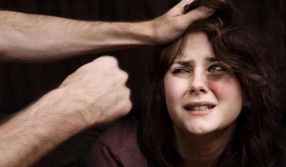 رابطة حقوق النساء تستنكر جريمة اغتصاب موظفة بمكتب محاماة وتطالب بحماية النساء من العنف